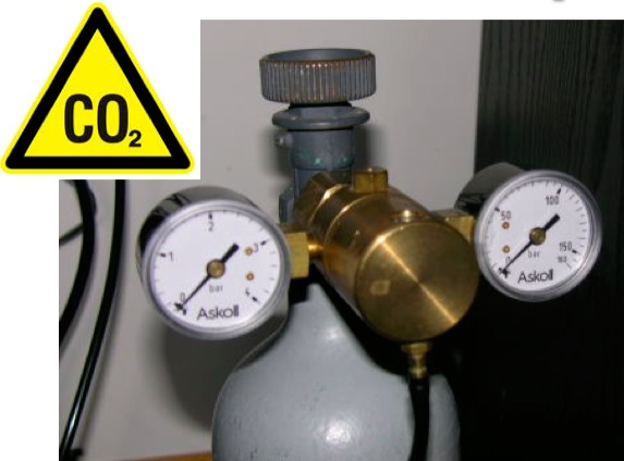 Bombola di CO2 ricaricabile: particolare del riduttore di pressione e manometri Alta pressione (a destra) e Bassa Pressione (a sinistra)…
